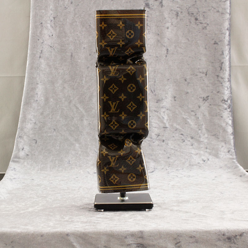 Ad van Hassel - ART CANDY TOFFEE - POP ART HOMMAGE TO LOUIS VUITTON - original handgemachte ART CANDY SKULPTUR Ad van Hassel - ART CANDY TOFFEE - POP ART HOMMAGE TO LOUIS VUITTON - original handgemachte ART CANDY SKULPTUR